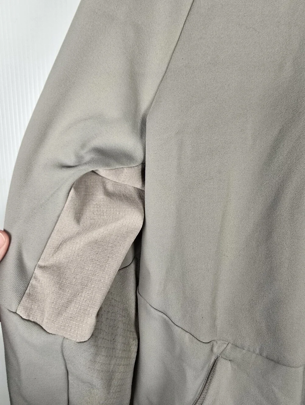 Lululemon Men's Light Gray Pullover Hoodie Size Large Zippered Pockets